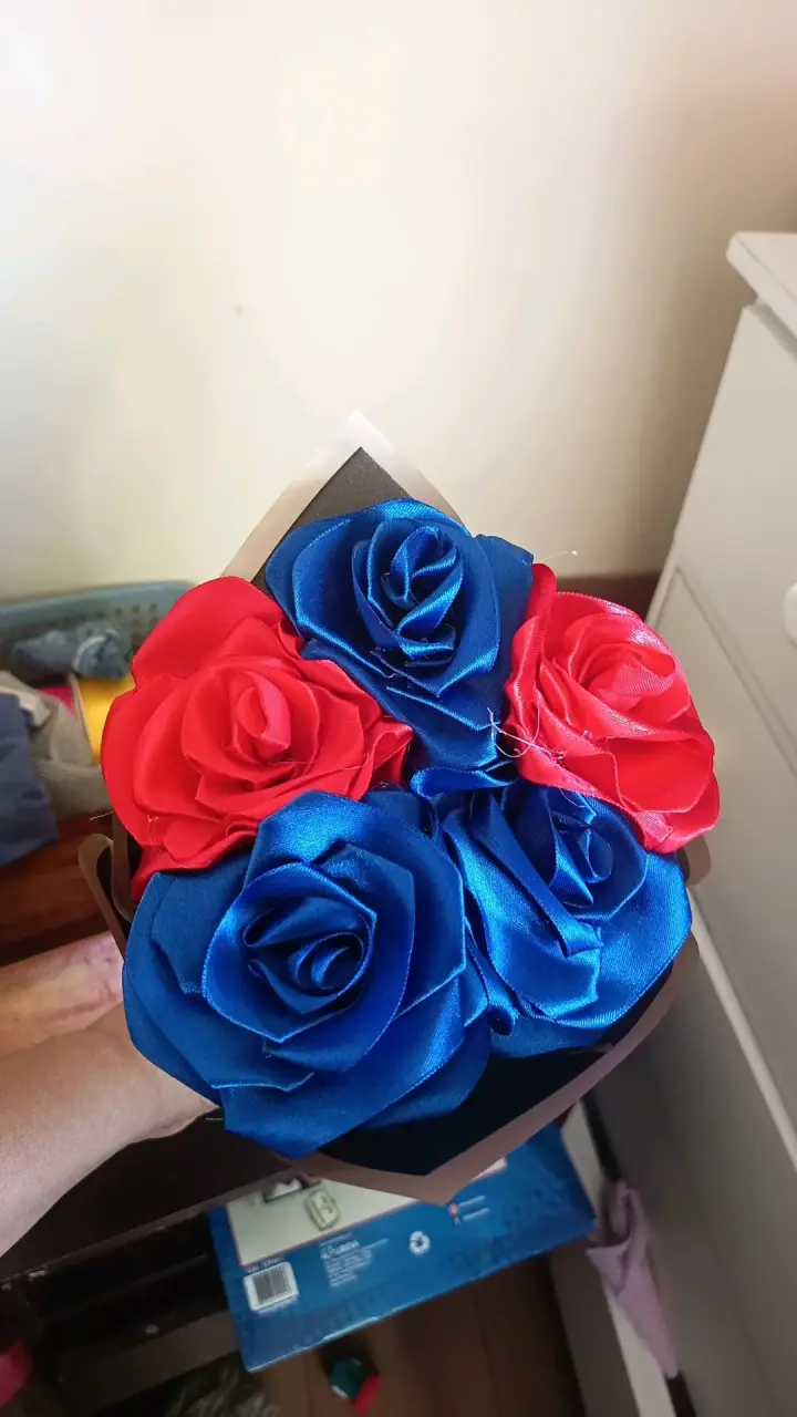 Rosa artificial azul con mariposa decorativa - 6