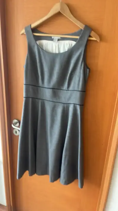 Vestido gris elegante para mujer - miniatura 1