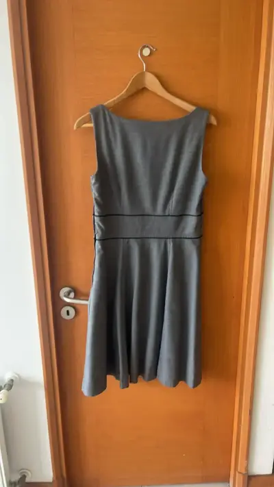 Vestido gris elegante para mujer - miniatura 2