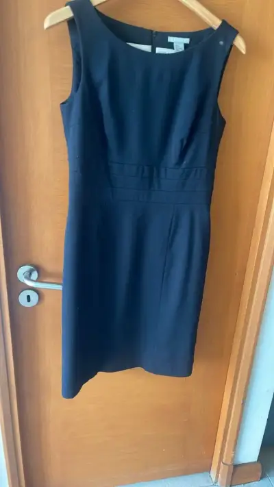 Vestido negro elegante sin mangas - miniatura 1