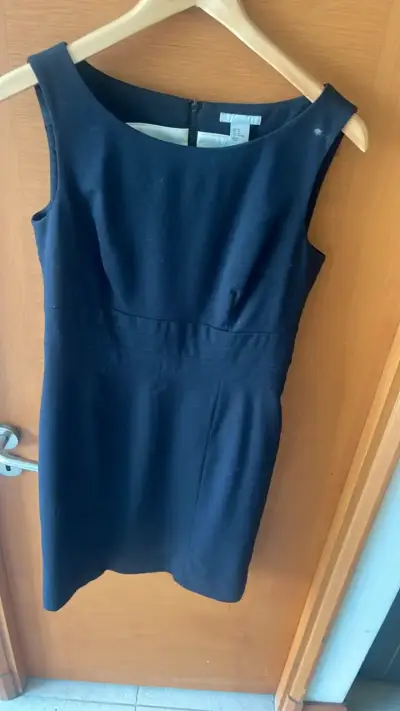 Vestido negro elegante sin mangas - miniatura 2