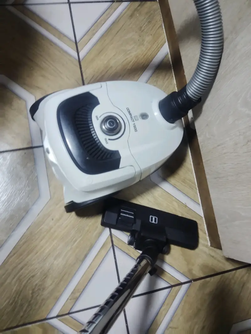 Aspiradora Compact 1500 con filtro HEPA - 1