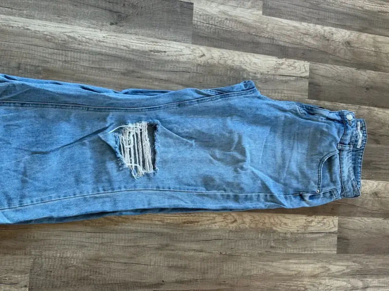 Jeans de mezclilla azul con diseño desgastado - 1