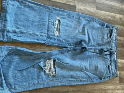 Jeans de mezclilla azul con diseño desgastado - miniatura 2