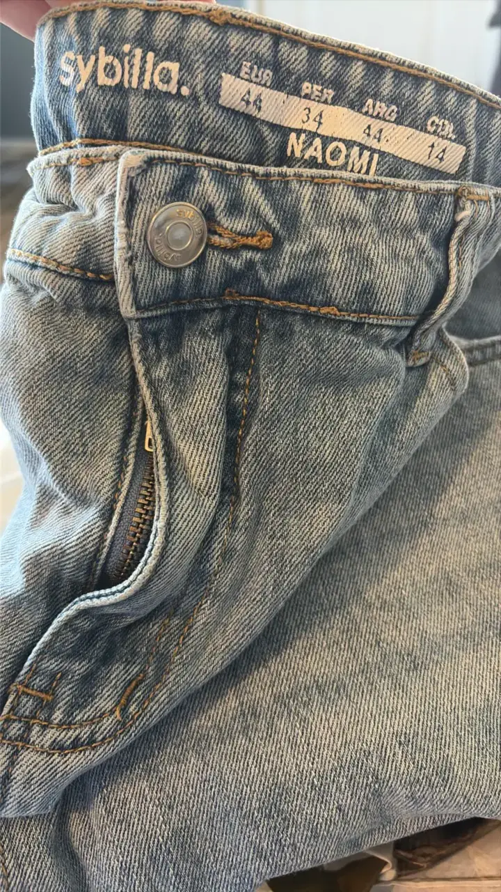 Jeans de mezclilla azul con diseño desgastado - 3