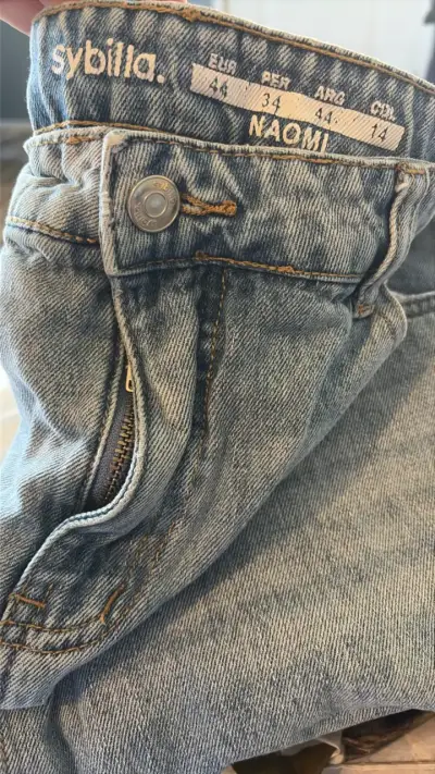 Jeans de mezclilla azul con diseño desgastado - miniatura 3