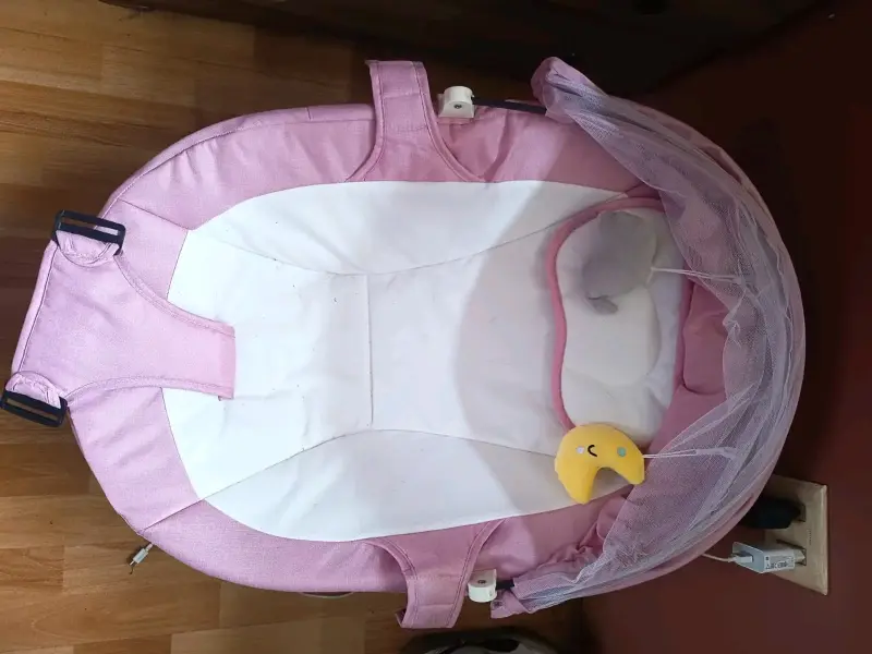 Silla mecedora para bebé rosada con mosquitero - 1
