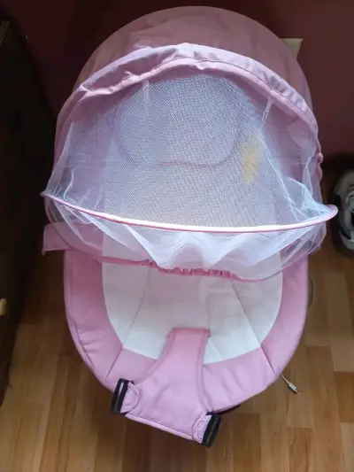 Silla mecedora para bebé rosada con mosquitero - miniatura 2