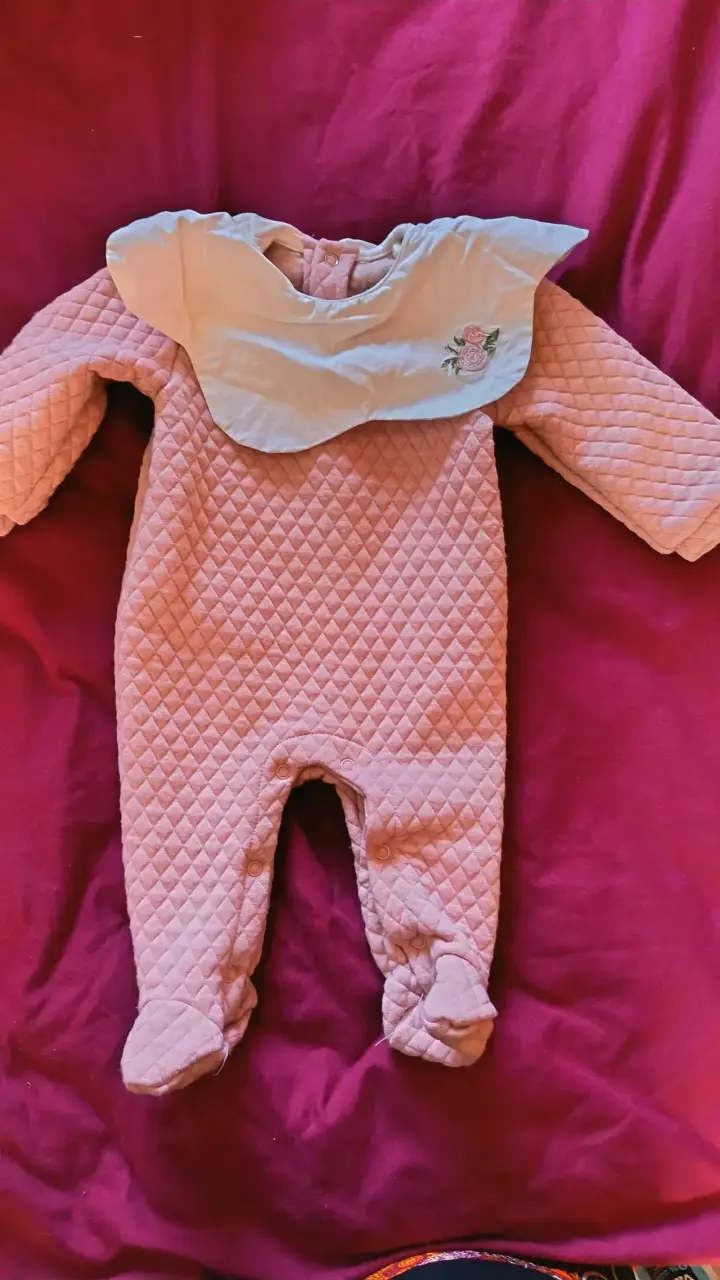 Enterito de bebé acolchado rosado con babero - 1