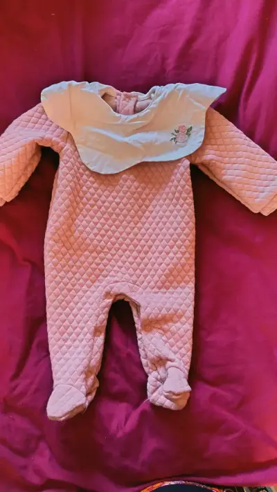 Enterito de bebé acolchado rosado con babero - miniatura 1