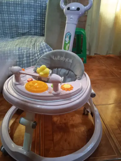 Andador para bebé LuBabycas con juguetes interactivos - miniatura 1