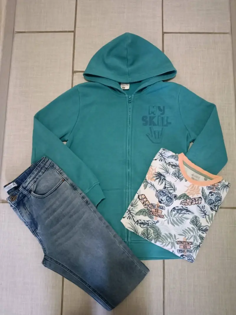 Conjunto infantil con polerón, polera y jeans - 1