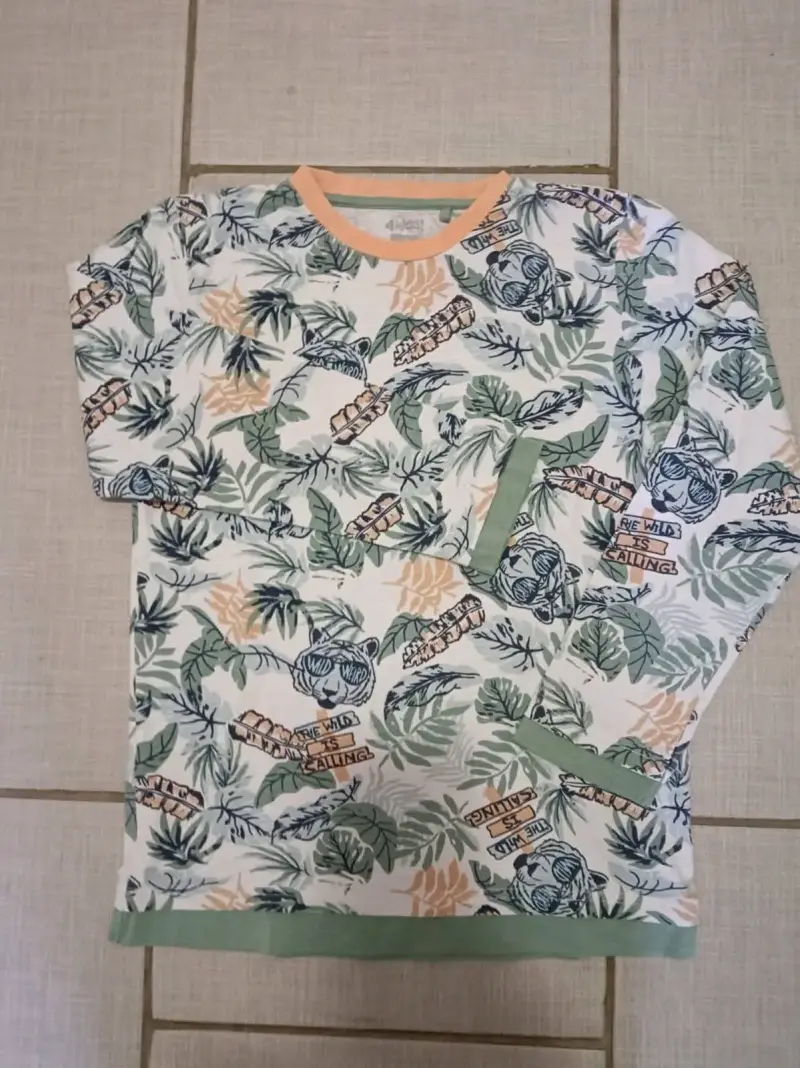 Conjunto infantil con polerón, polera y jeans - 3