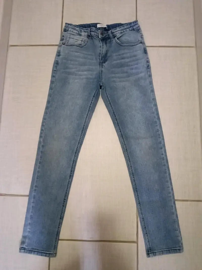 Conjunto infantil con polerón, polera y jeans - 4