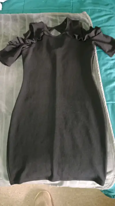 Vestido negro con volantes en los hombros - miniatura 1