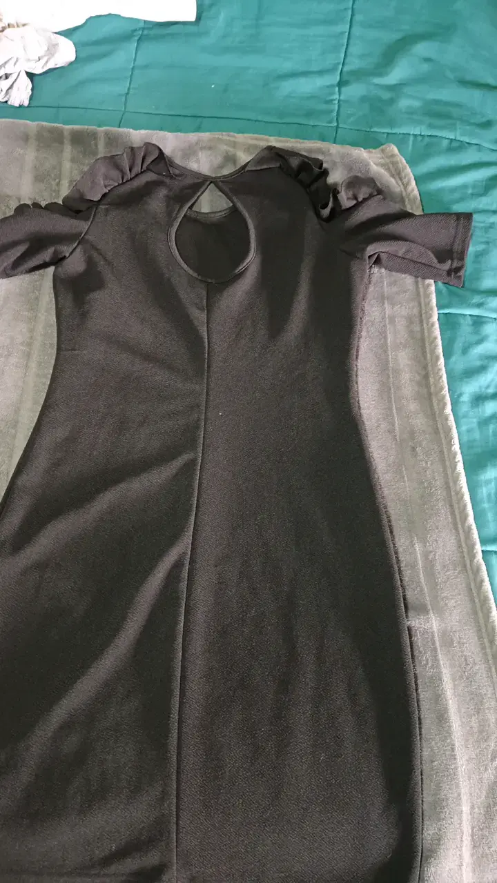 Vestido negro con volantes en los hombros - 2