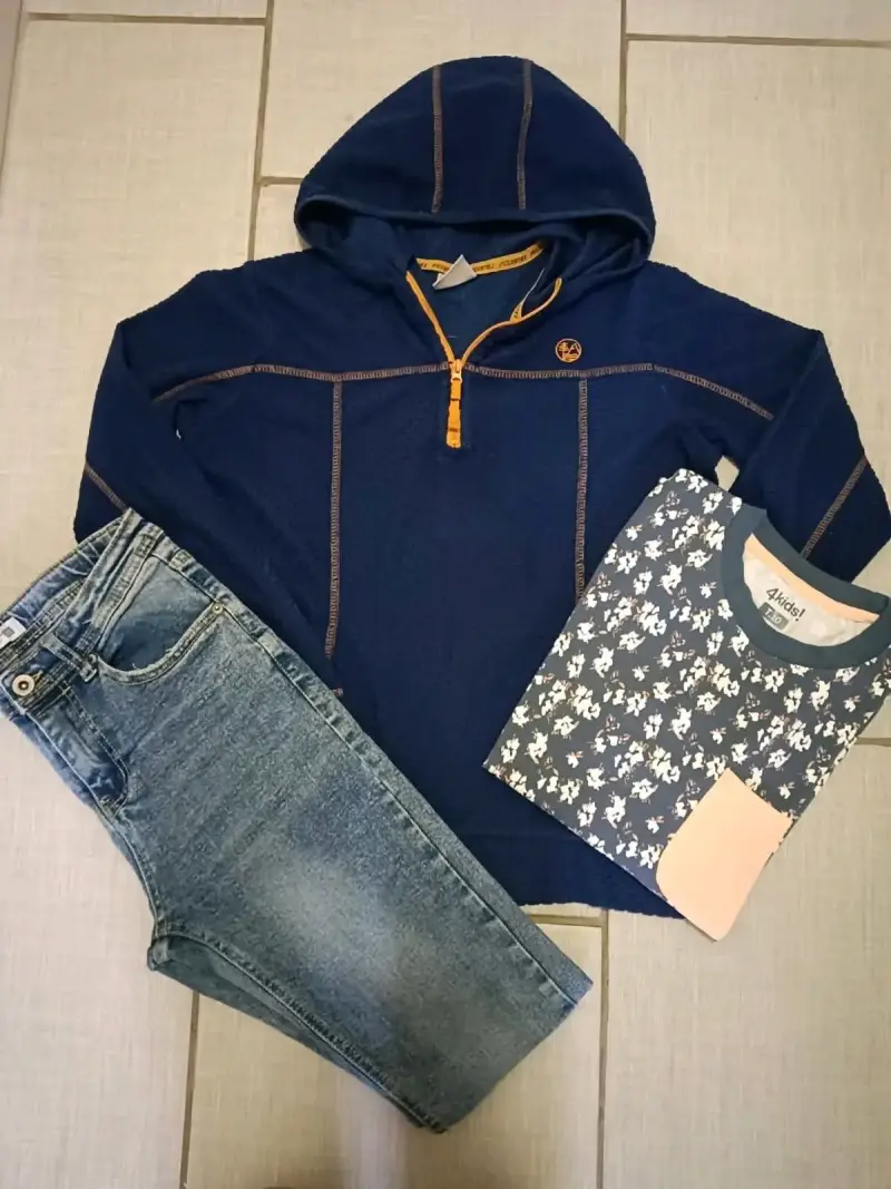 Conjunto de ropa infantil con polerón azul, jeans y polera estampada - 1