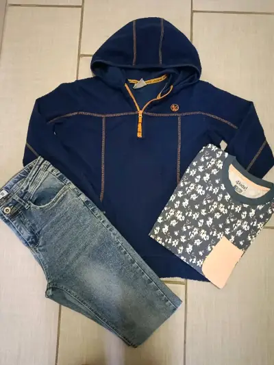 Conjunto de ropa infantil con polerón azul, jeans y polera estampada - miniatura 1