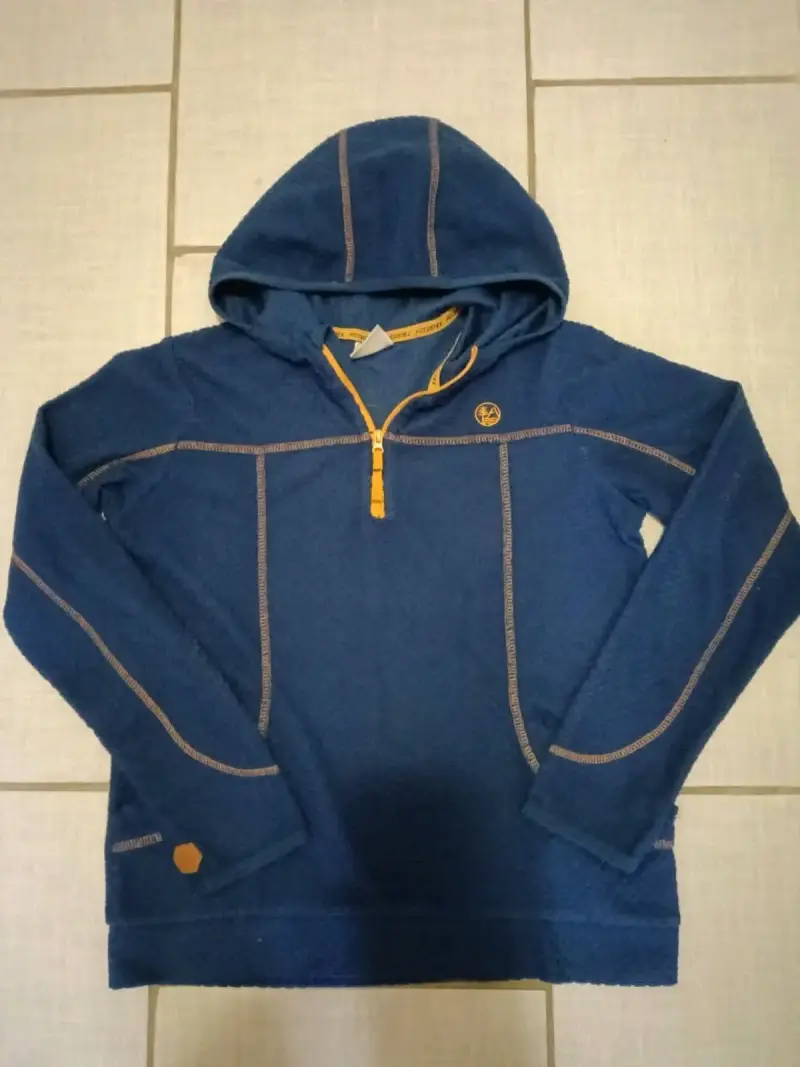 Conjunto de ropa infantil con polerón azul, jeans y polera estampada - 2