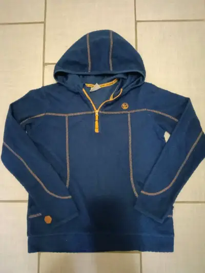 Conjunto de ropa infantil con polerón azul, jeans y polera estampada - miniatura 2