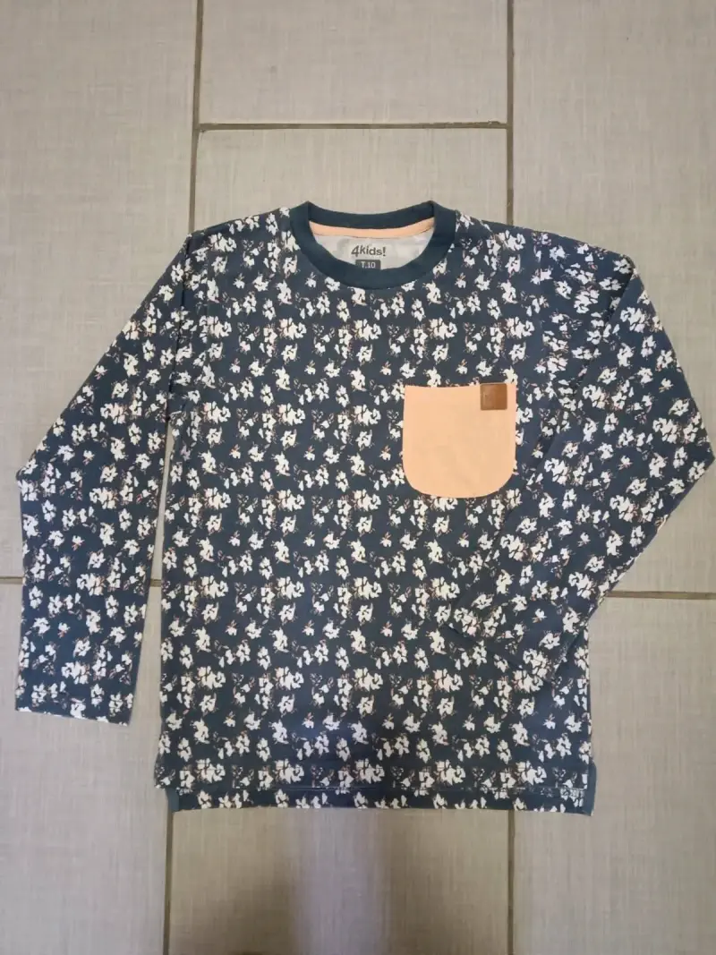 Conjunto de ropa infantil con polerón azul, jeans y polera estampada - 3