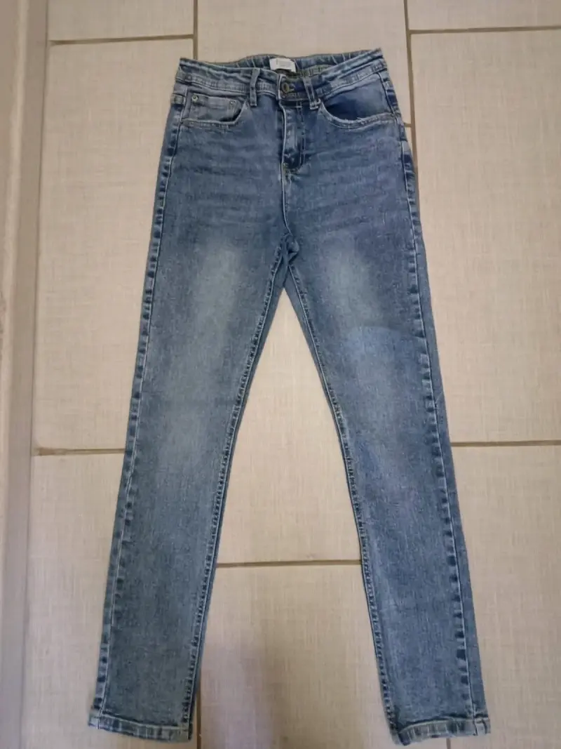 Conjunto de ropa infantil con polerón azul, jeans y polera estampada - 4