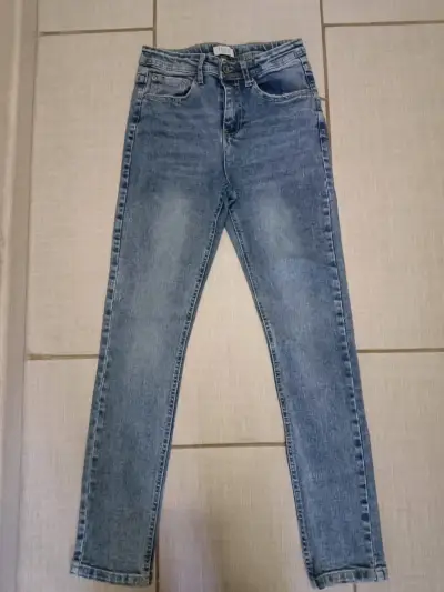 Conjunto de ropa infantil con polerón azul, jeans y polera estampada - miniatura 4