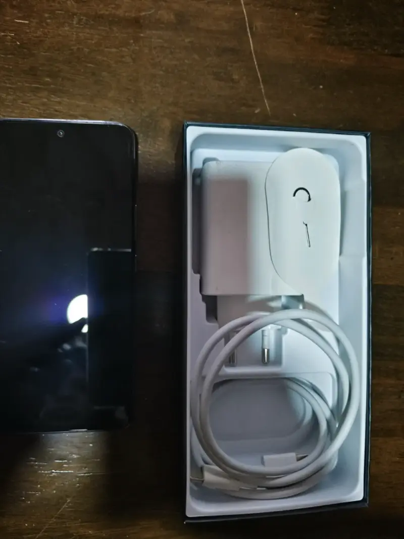 Vivo v40se con cargador original - 5