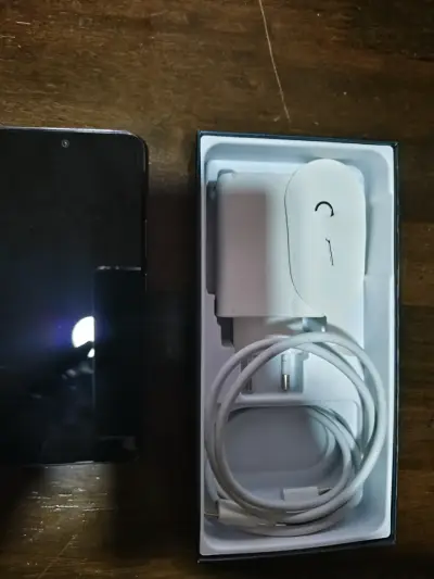 Vivo v40se con cargador original - miniatura 5