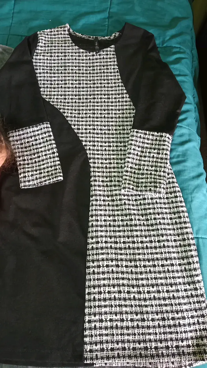 Vestido elegante blanco- negro con diseño geométri