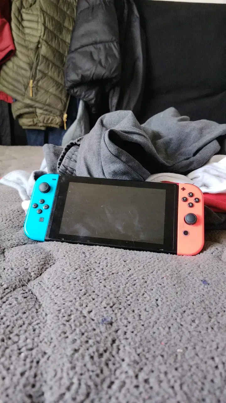 Consola Nintendo Switch con Joy-Con rojo la r mala