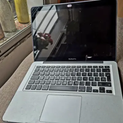 MacBook Pro en buen estado con pantalla Retina - miniatura 1