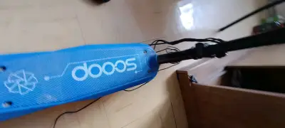 Scooter eléctrico plegable azul - miniatura 2