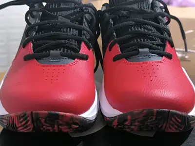 Zapatillas deportivas Under Armour rojas y negras - miniatura 3