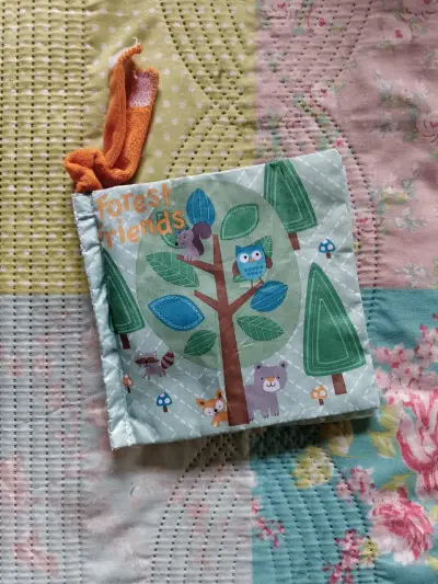 Libro de tela para bebé con colores y texturas - miniatura 3