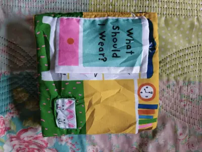 Libro de tela para bebé con colores y texturas - miniatura 4