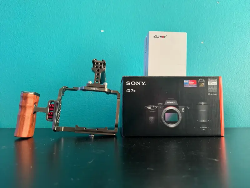 Cámara Sony A7 III con Jaula y Lente - 1