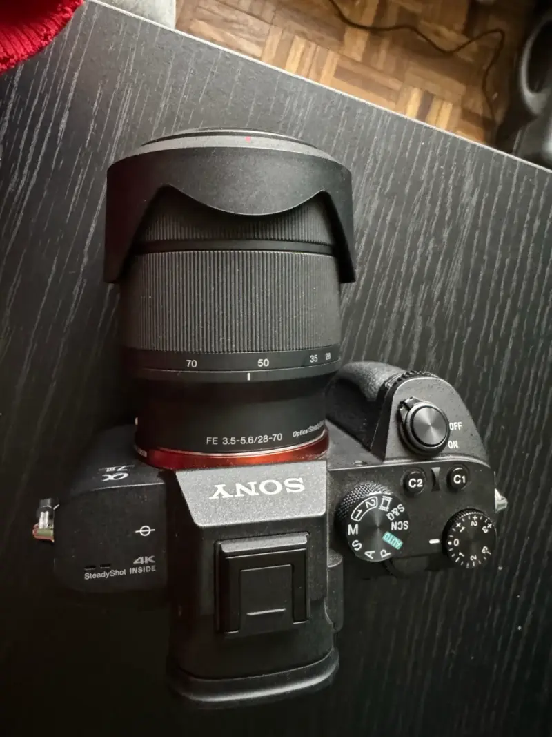 Cámara Sony A7 III con Jaula y Lente - 3