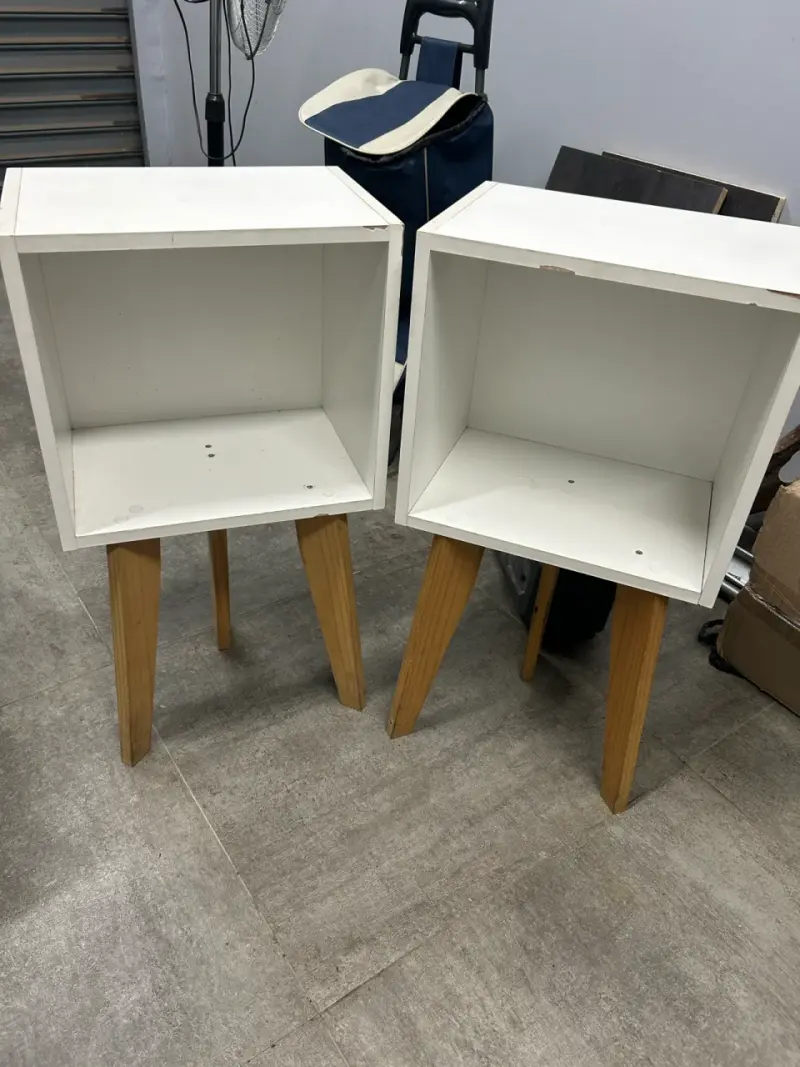 Mesas de noche blancas con patas de madera - 1