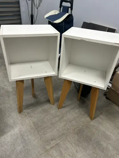 Mesas de noche blancas con patas de madera - miniatura 1