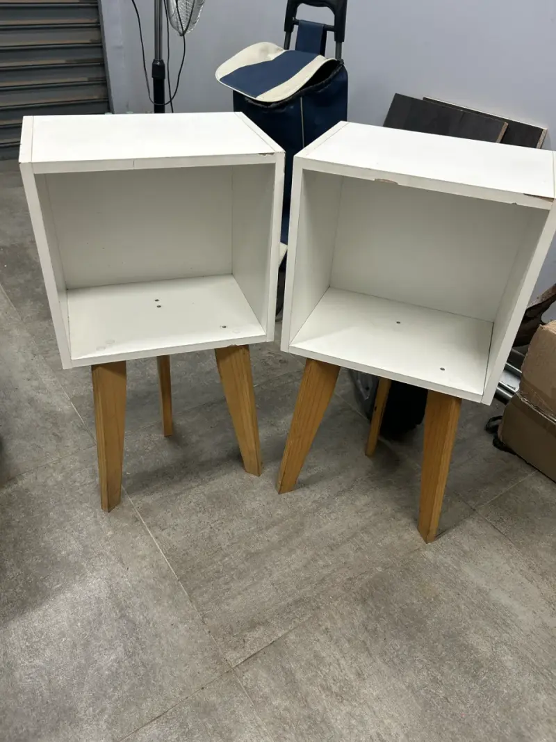 Mesas de noche blancas con patas de madera - 2