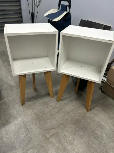 Mesas de noche blancas con patas de madera - miniatura 2