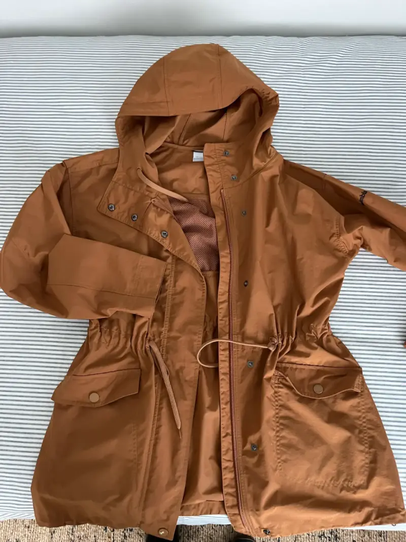 Chaqueta impermeable marrón para mujer con capucha - 2