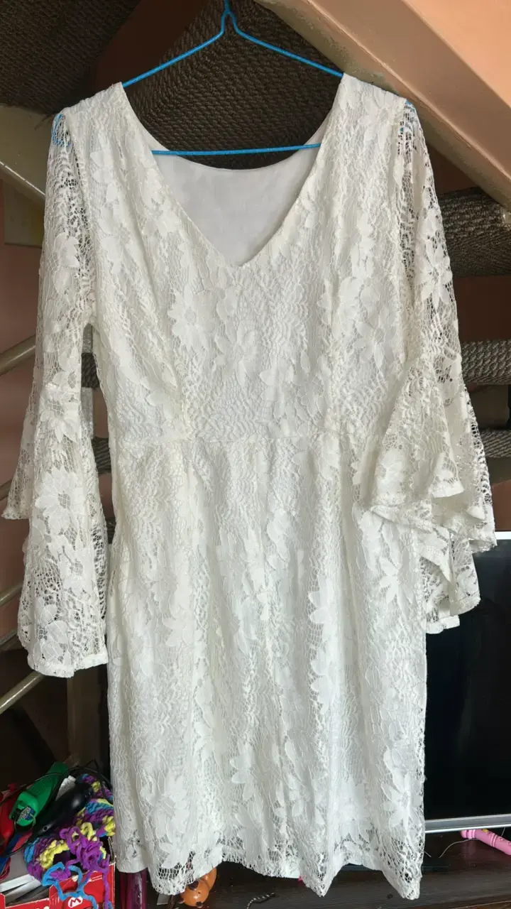 Vestido de encaje blanco con mangas acampanadas - 1