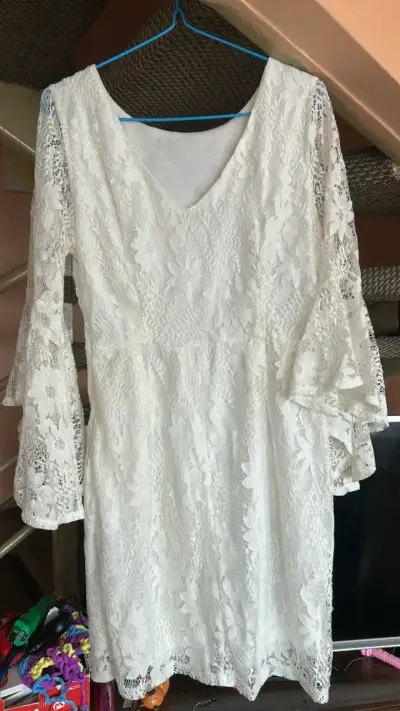 Vestido de encaje blanco con mangas acampanadas - miniatura 1