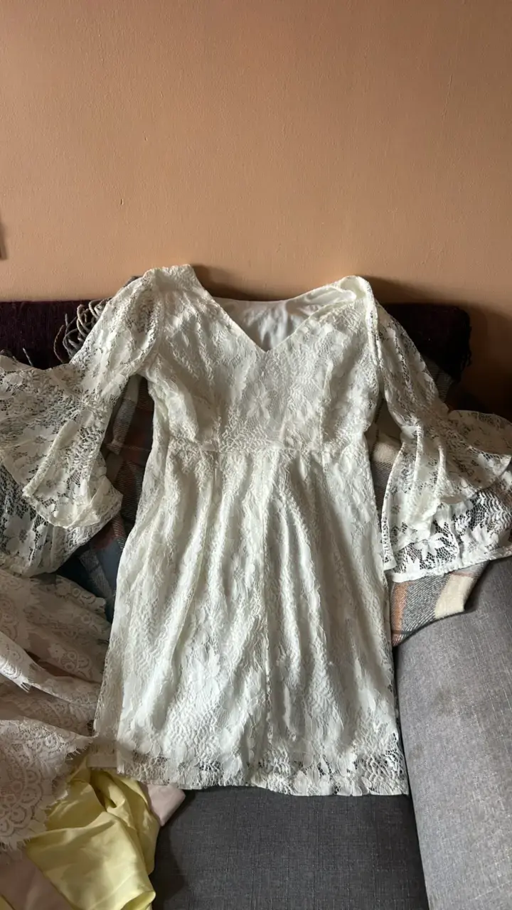 Vestido de encaje blanco con mangas acampanadas - 2