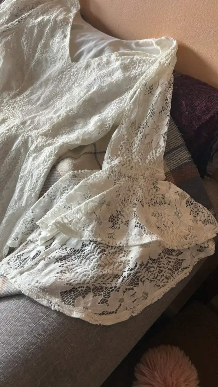 Vestido de encaje blanco con mangas acampanadas - 3