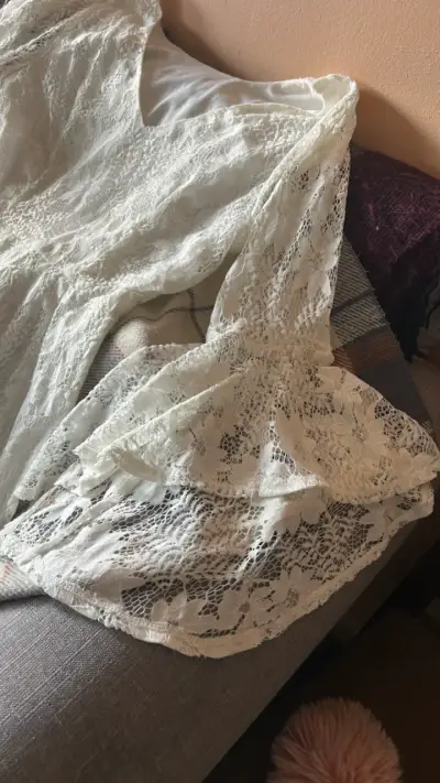 Vestido de encaje blanco con mangas acampanadas - miniatura 3
