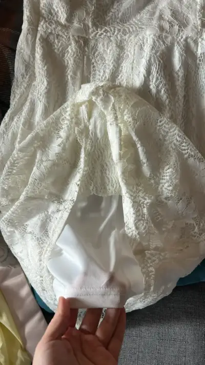 Vestido de encaje blanco con mangas acampanadas - miniatura 4