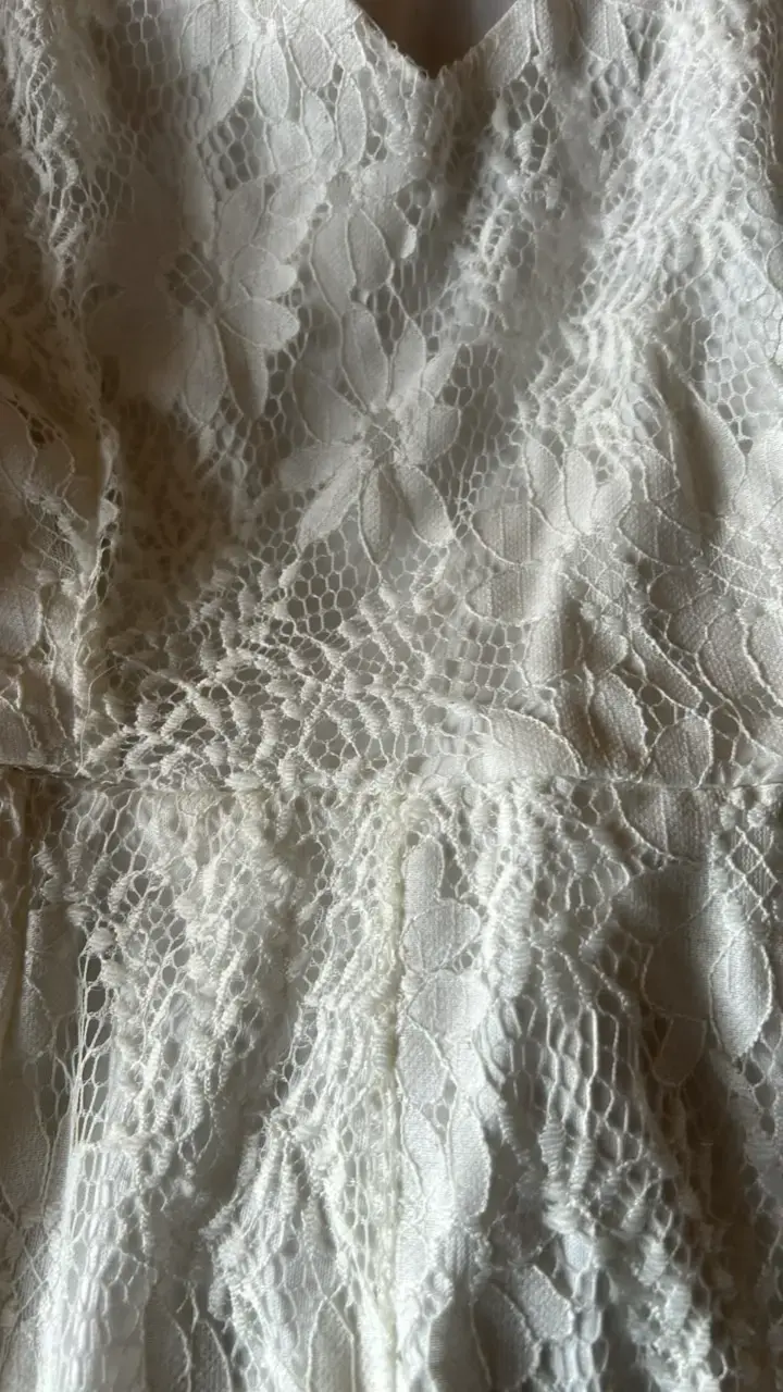 Vestido de encaje blanco con mangas acampanadas - 5